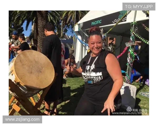 足球明星身着藏族服饰展现多元文化魅力的精彩瞬间